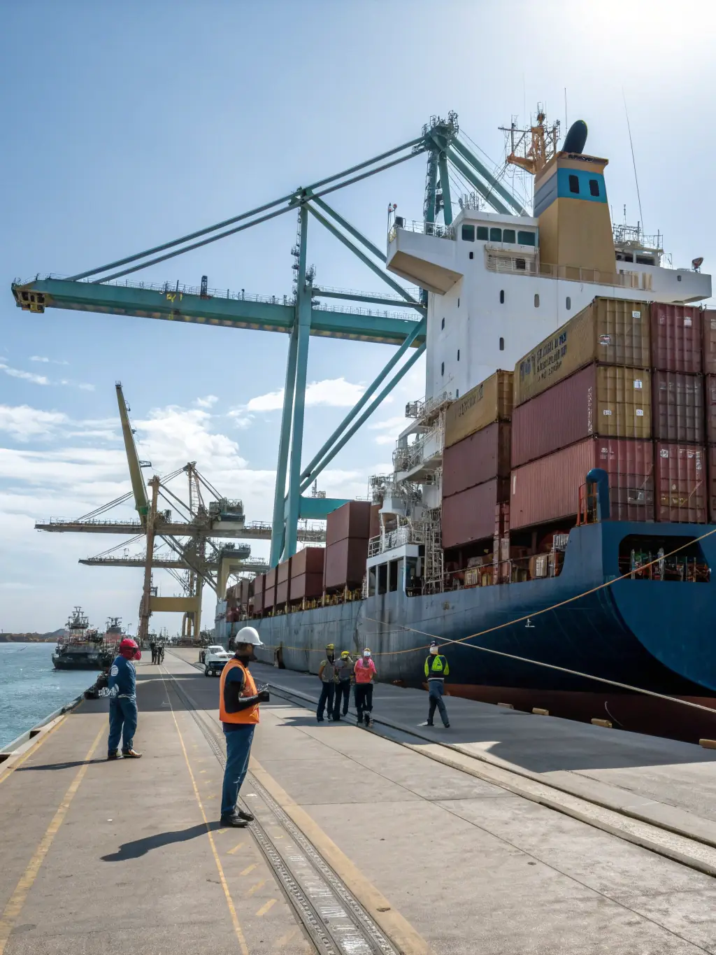 A professional photo of a container ship loaded with cars, symbolizing vehicle export consulting services offered by Ilici LLC.